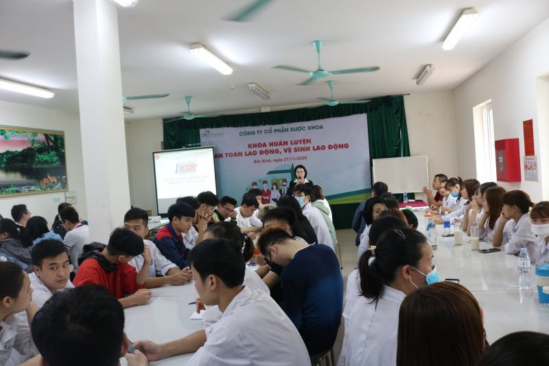 Huấn luyện an toàn lao động, vệ sinh lao động cho hơn 200 cán bộ công nhân viên Dược Khoa