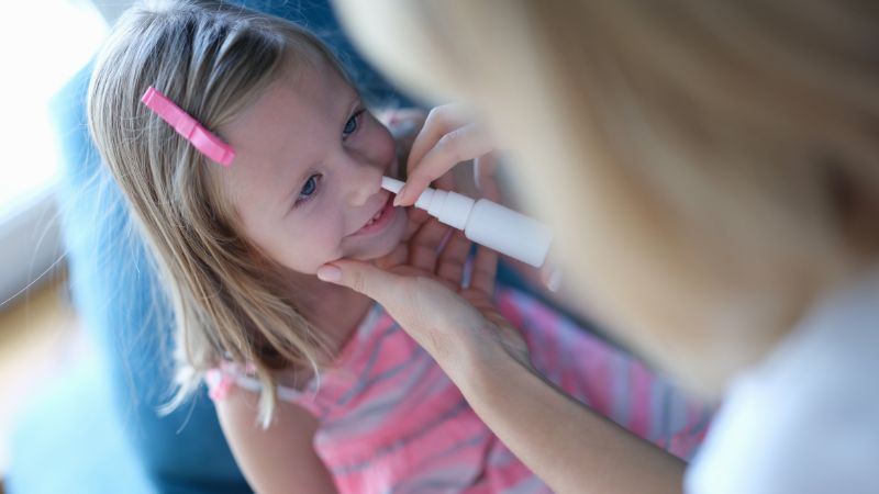 Tại sao nên dùng dung dịch vệ sinh mũi dạng xịt cho trẻ trên 1 tuổi?