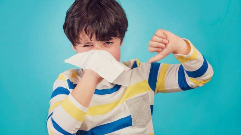 Trẻ thường xuyên bị nghẹt mũi khó thở khi ngủ phải làm sao?