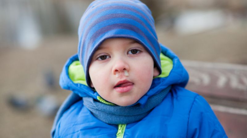 Trẻ bị sổ mũi xanh kéo dài, mẹ phải làm sao?