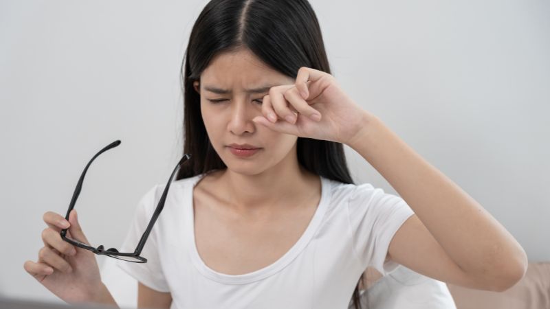 Mắt khô là gì? 7 dấu hiệu khô mắt nhiều người thường bỏ qua