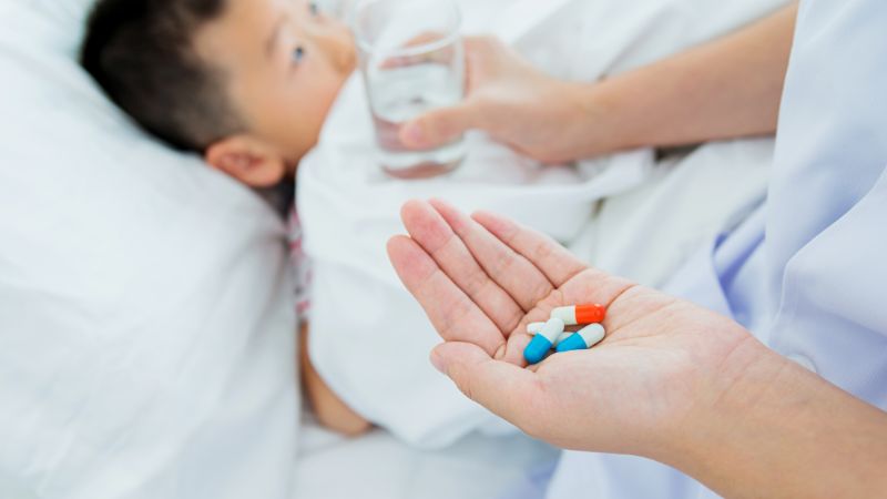 Sai lầm khi trị ho cho trẻ: Lạm dụng thuốc khiến bệnh kéo dài hơn bạn nghĩ