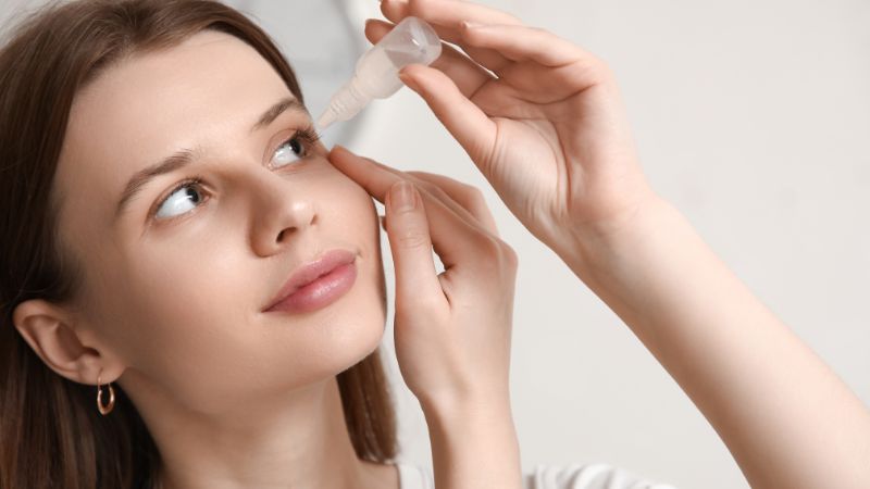 Thuốc nhỏ mắt dùng hàng ngày được không? Hướng dẫn chọn đúng loại