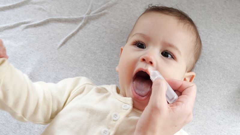 Thuốc nhỏ mũi cho trẻ sơ sinh có an toàn không? 3 bước kiểm tra chuẩn y khoa